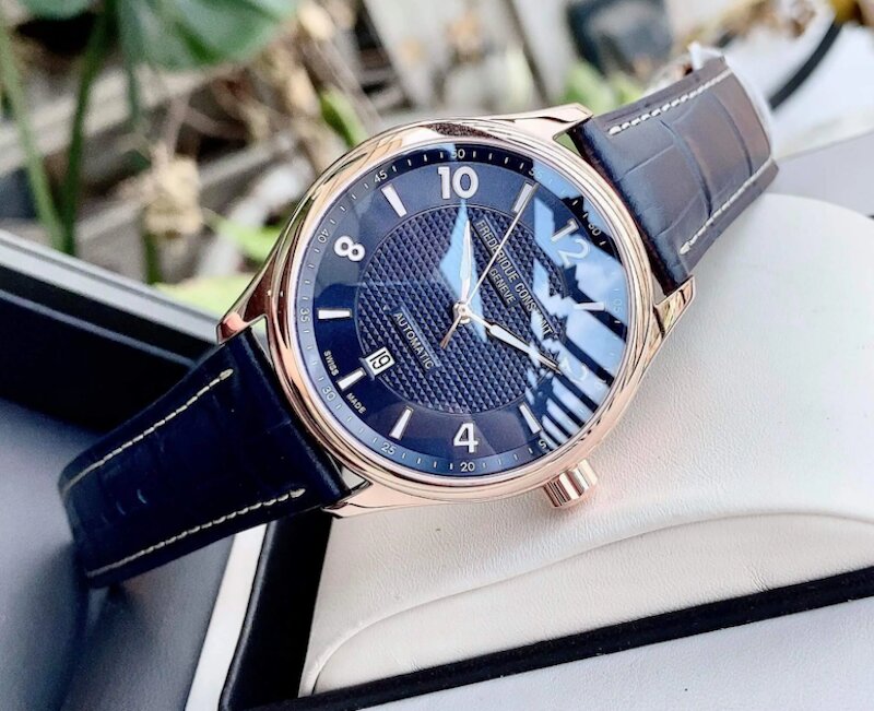 Sự tinh tế và sang trọng được Frederique Constant FC-303RMN5B4 thể hiện rõ nét