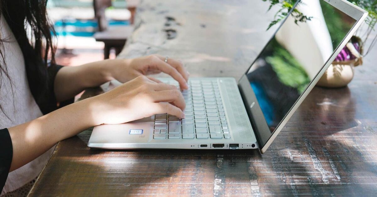 Top 4 laptop văn phòng giá rẻ đáng mua nhất 2021