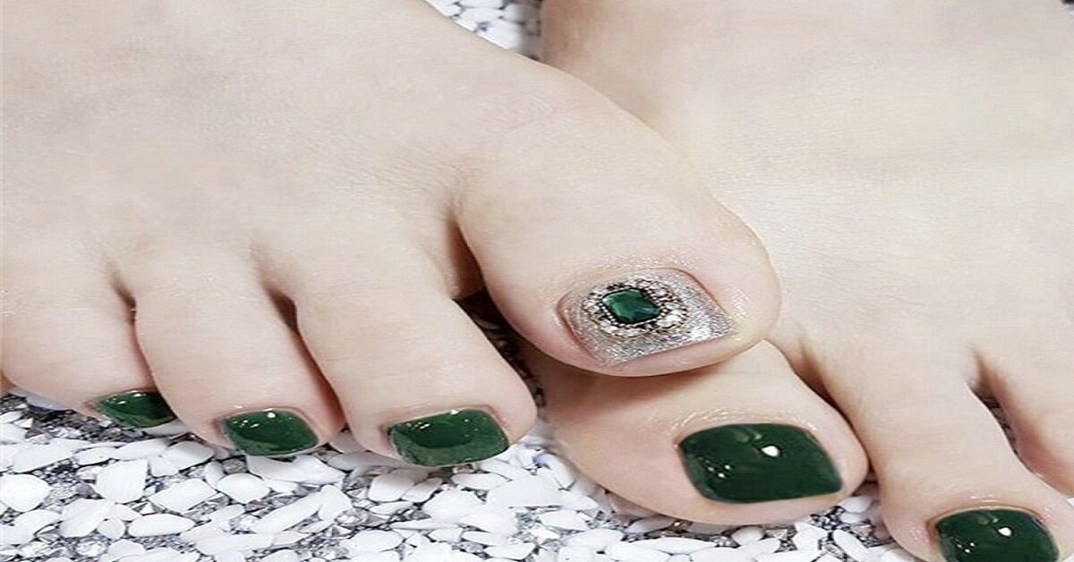 Top những màu sơn móng chân màu xanh rêu được ưa chuộng hiện nay