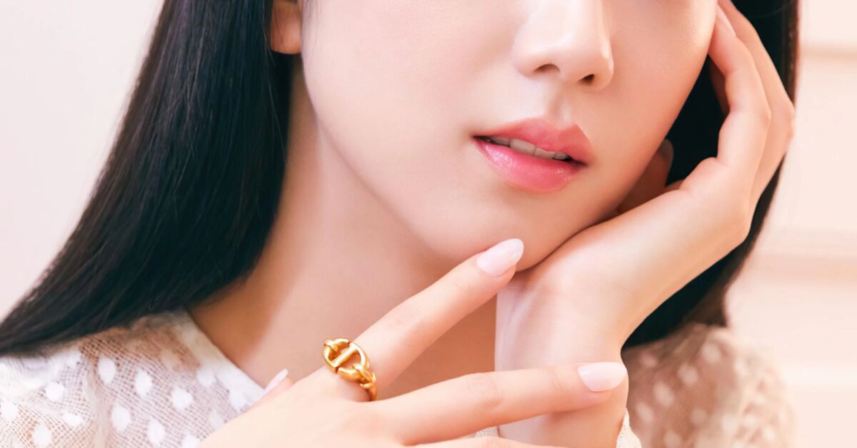 Trào lưu son bóng không màu – bơm căng môi chỉ trong tích tắc