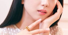 Trào lưu son bóng không màu – bơm căng môi chỉ trong tích tắc