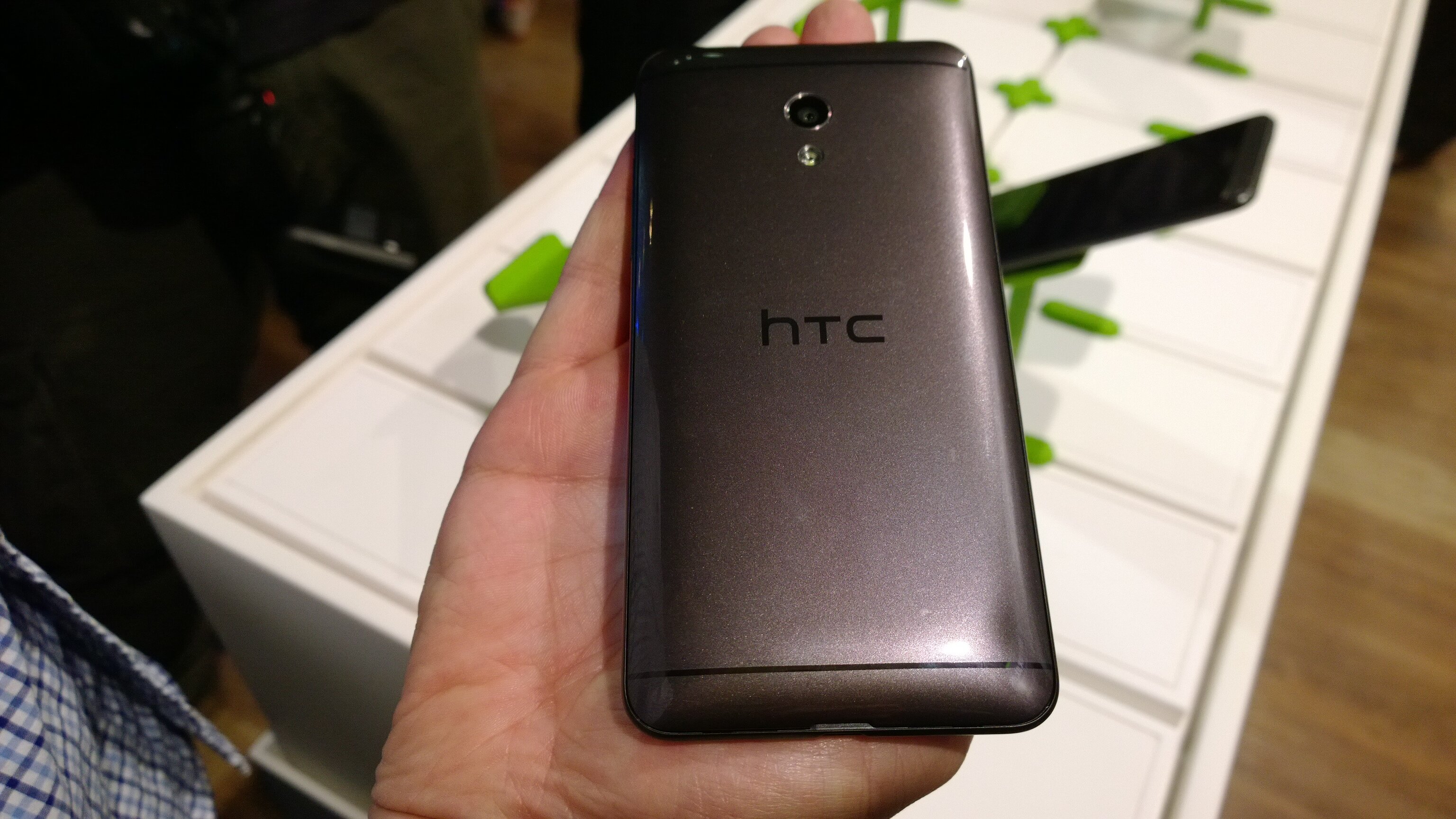 ‘Trên tay’ bộ đôi HTC Desire 700 và 300 đầu tiên tại Thegioididong