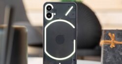 Trên tay, review nhanh thiết kế của điện thoại Nothing Phone (1): Có mấy màu sắc để lựa chọn?
