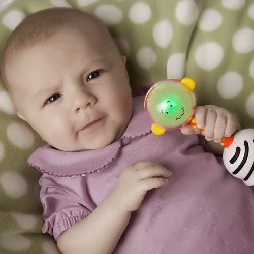 Trò chơi phát triển thị lực và thính giác cho bé sơ sinh 0 - 3 tháng