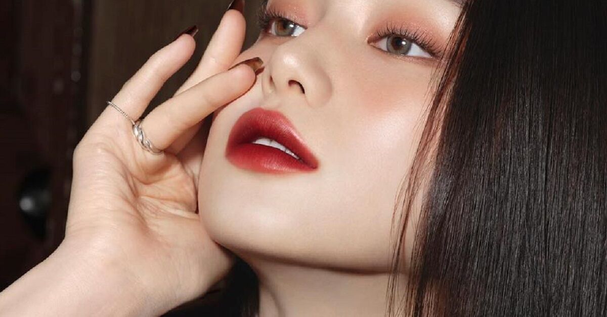 Truy lùng màu son môi hot: son kem Merzy M13 vỏ đen đỉnh cỡ nào?