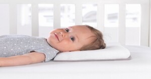 Từ A đến Z về gối chống bẹp đầu cho bé