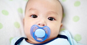 Ưu nhược điểm của núm ti giả cho bé sơ sinh