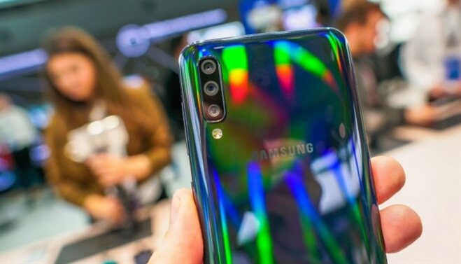 Samsung Galaxy A50 không còn nút cảm biến vân tay ở sau lưng