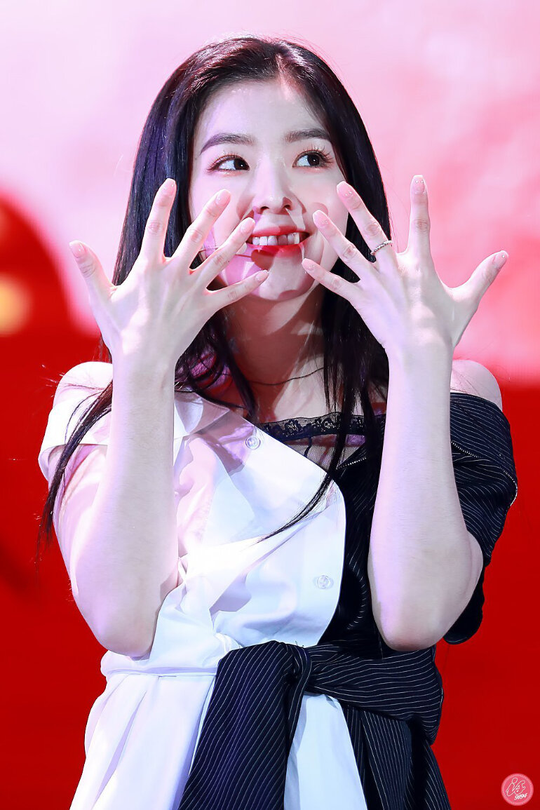 sơn móng tay Red Velvet
