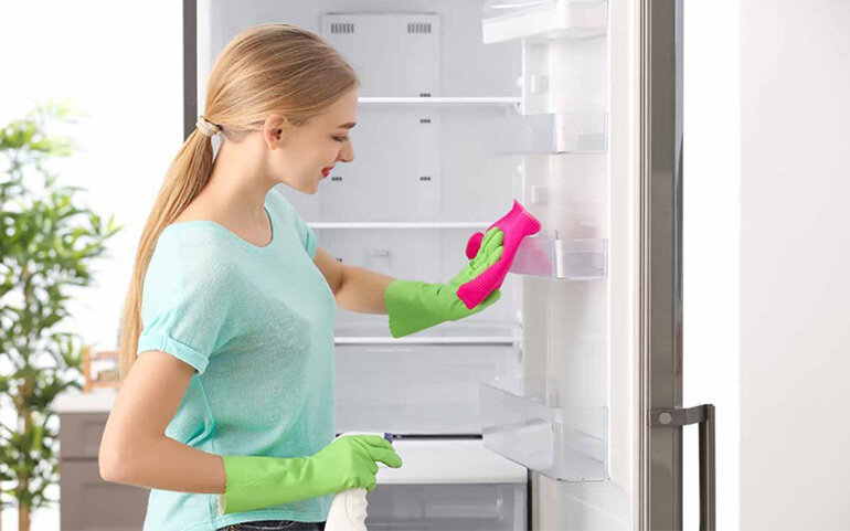 Lau sạch các ngóc ngách trong tủ lạnh
