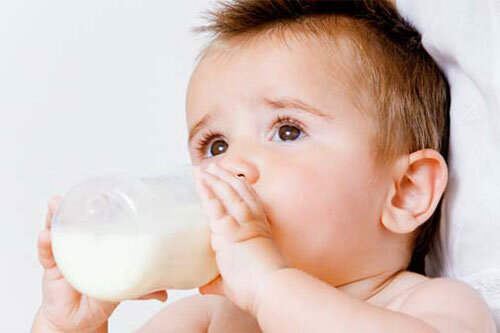 Vì sao bé bị táo bón khi uống sữa công thức?