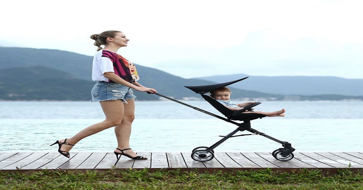 Vì sao nên mua xe đẩy gấp gọn cho bé khi đi du lịch?