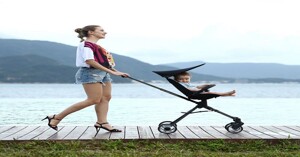 Vì sao nên mua xe đẩy gấp gọn cho bé khi đi du lịch?