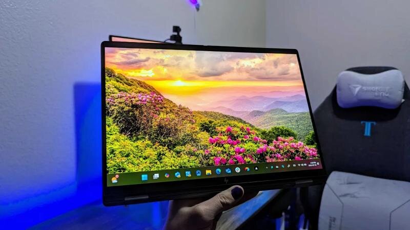 HP OmniBook X Flip 14 (2025) có khả năng xoay gập linh hoạt, làm việc hiệu quả và đáng tin cậy