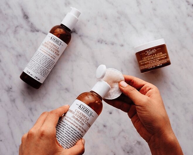 Toner hoa Cúc Kiehl’s có kết cấu dạng dung dịch lỏng, khi apply thẩm thấu nhanh chỉ sau 20 giây, tạo cảm giác tươi mát.