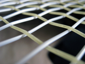 Vợt tennis được làm từ chất liệu gì?