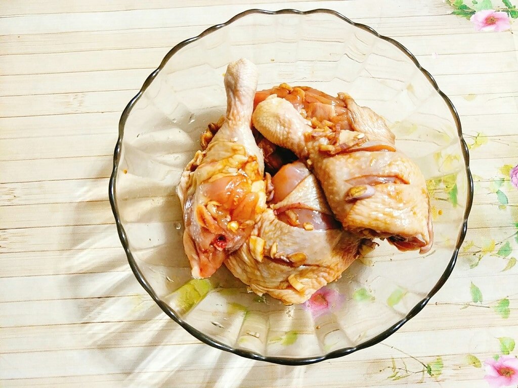 Tạo các vết khứa này sẽ giúp gia vị thấm đều vào bên trong thịt gà