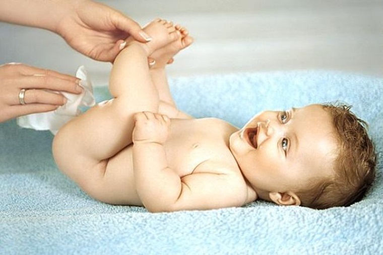 Sử dụng khăn ướt cho bé nếu da bé bị dị ứng.