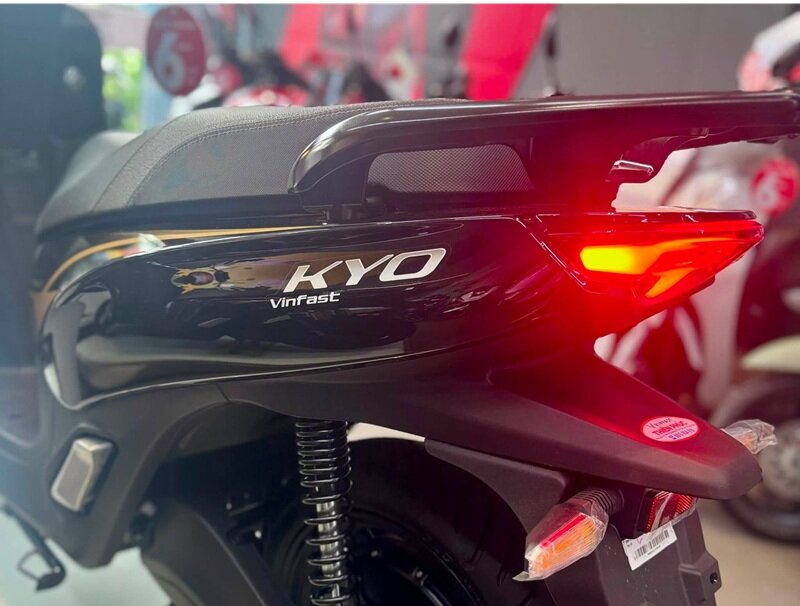 VinFast Kyo về đại lý, giá từ 28 triệu đồng, đổi pin linh hoạt đi 160 km/lần sạc