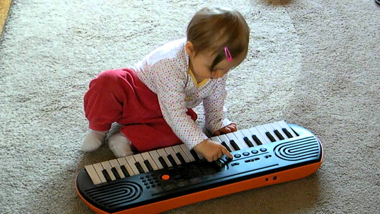 Bé yêu tập làm quen với đàn organ mini Casio SA-77