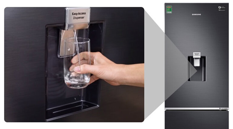 Tủ lạnh Samsung 307 lít được trang bị ngăn lấy nước ở bên ngoài tiện lợi