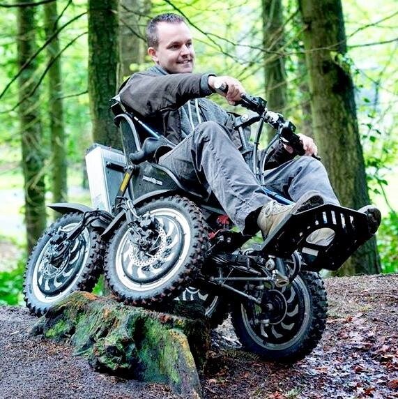 Xe lăn 4 bánh giúp người khuyết tật thỏa mãn niềm đam mê offroad
