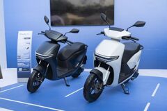 Xe máy điện cần bằng lái gì? Người bao nhiêu tuổi mới được đi?