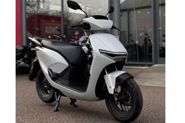 Xe máy điện Honda CUV e: bán tại Việt Nam với giá hợp lý, miễn phí đổi pin tại trạm