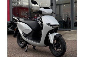 Xe máy điện Honda CUV e: bán tại Việt Nam với giá hợp lý, miễn phí đổi pin tại trạm