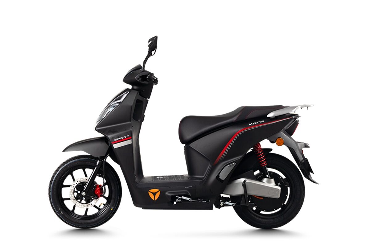Xe máy điện mới đi tới 296 km/lần sạc, có màn hình TFT cùng định vị GPS với giá bán hợp lý