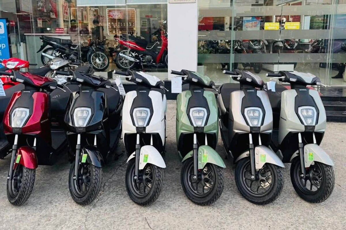 Xe máy điện Nhật Bản có pin rời linh hoạt, giá chỉ từ 13,5 triệu đồng