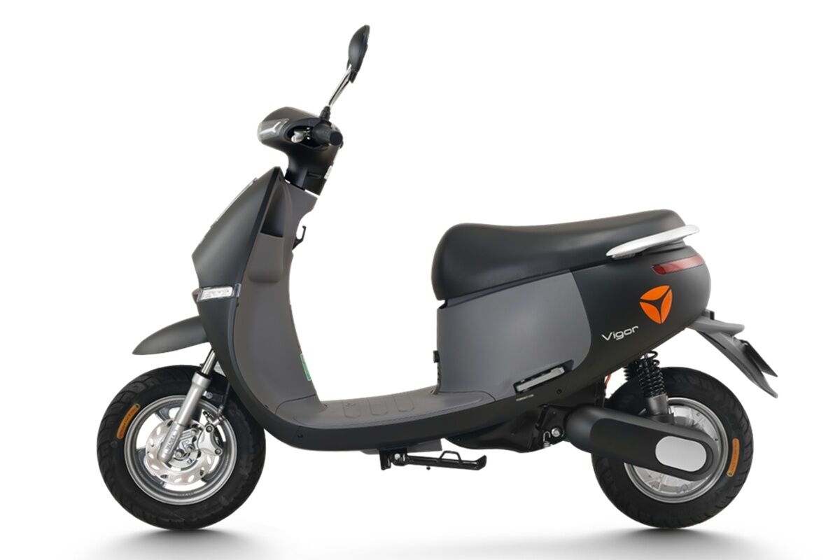 Xe máy điện Yadea giá 15,99 triệu đồng gây ấn tượng nhờ trang bị hiện đại, pin tốt