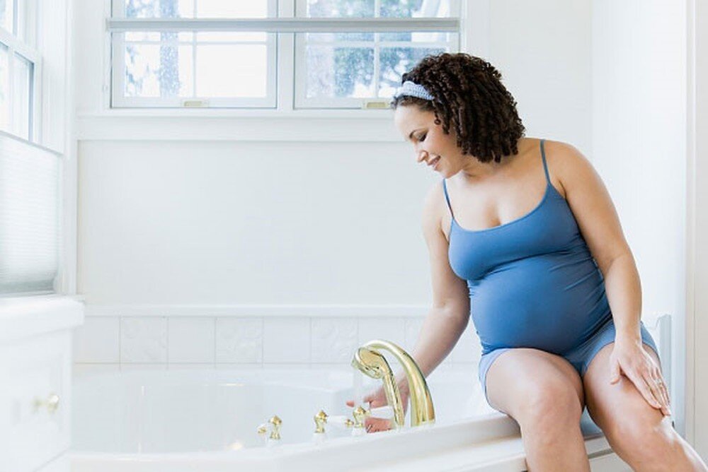 Không ngâm mình lâu trong nước nóng - một trong những lưu ý khi mang thai 3 tháng đầu