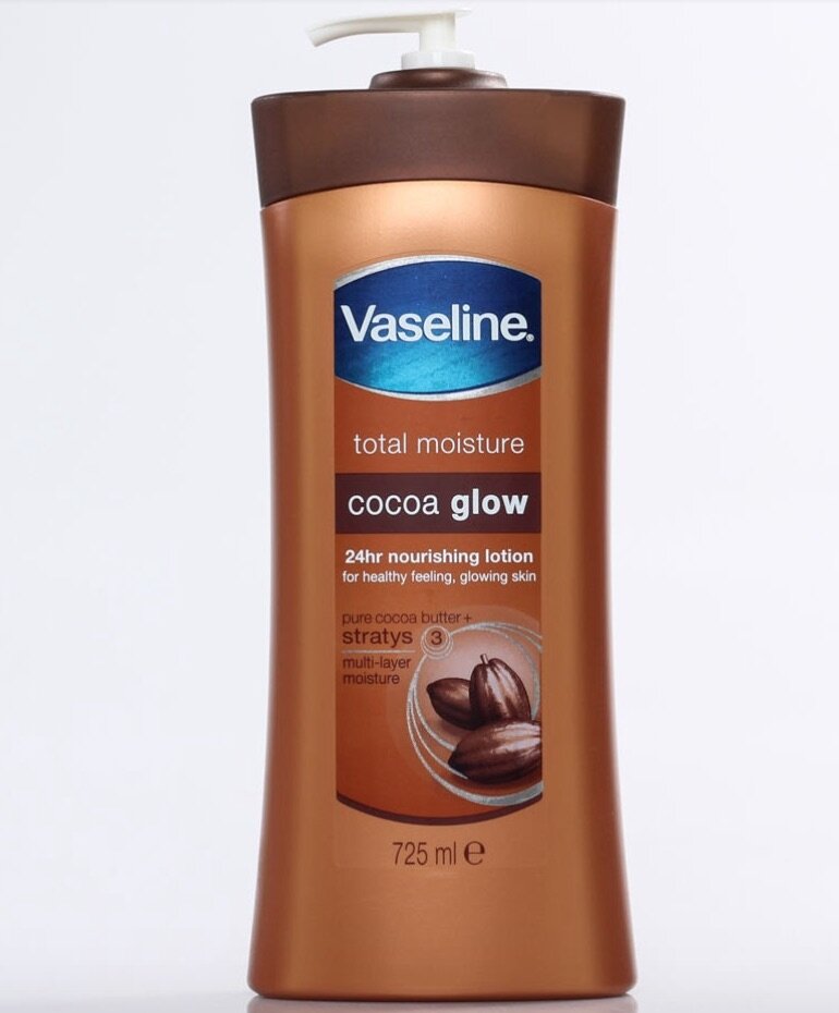 Sử dụng Vaseline đều đặn để dưỡng ẩm cho da