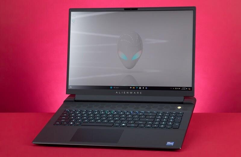Dell Alienware m18 R2: Ông vua hiệu năng, hay gánh nặng cồng kềnh?