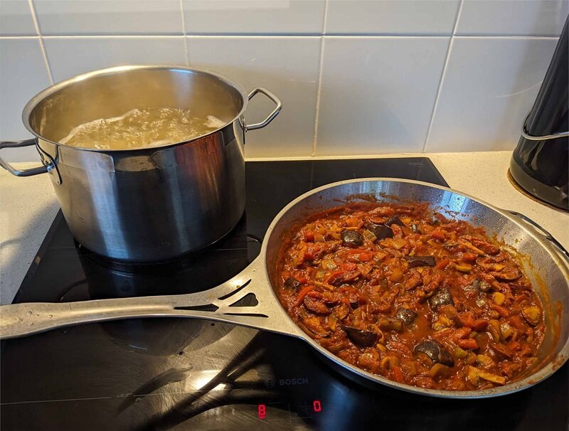 Dùng bếp từ tốn bao nhiêu tiền điện 1 tháng? Có tiết kiệm hơn dùng gas không?