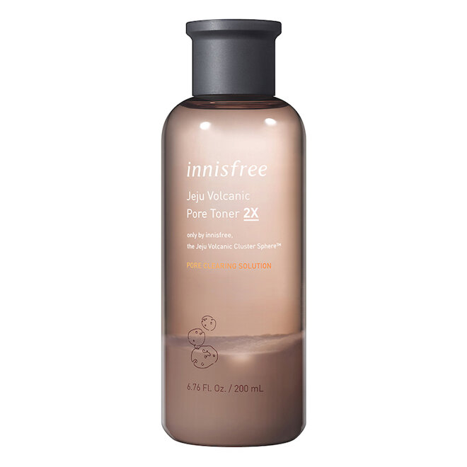 Nước hoa hồng Innisfree tro núi lửa thiết kế dạng chai nhựa cứng, chai nhựa thon dài.