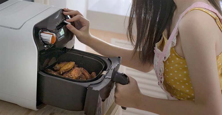 Bạn có thể kéo giỏ thức ăn ra và đảo các mặt của thức ăn nồi chiên không dầu
