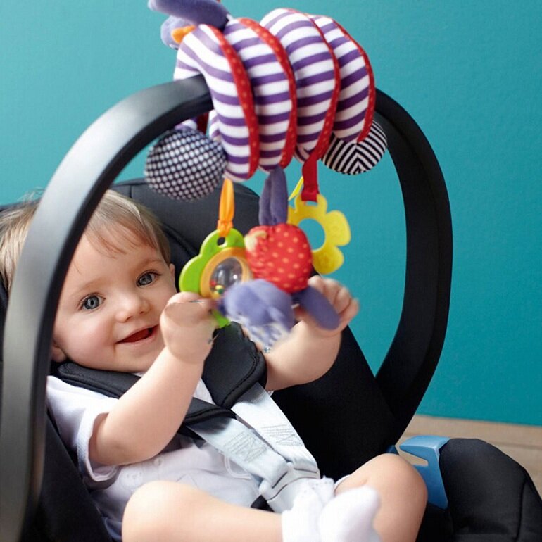 Đồ chơi là phụ kiện quan trọng trên xe nôi em bé
