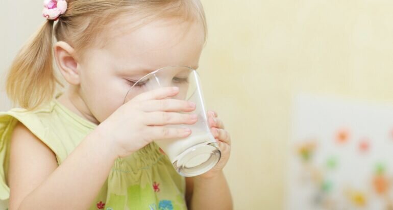 Các dưỡng chất tốt thường có trong sữa phát triển trí não cho bé 8 tuổi
