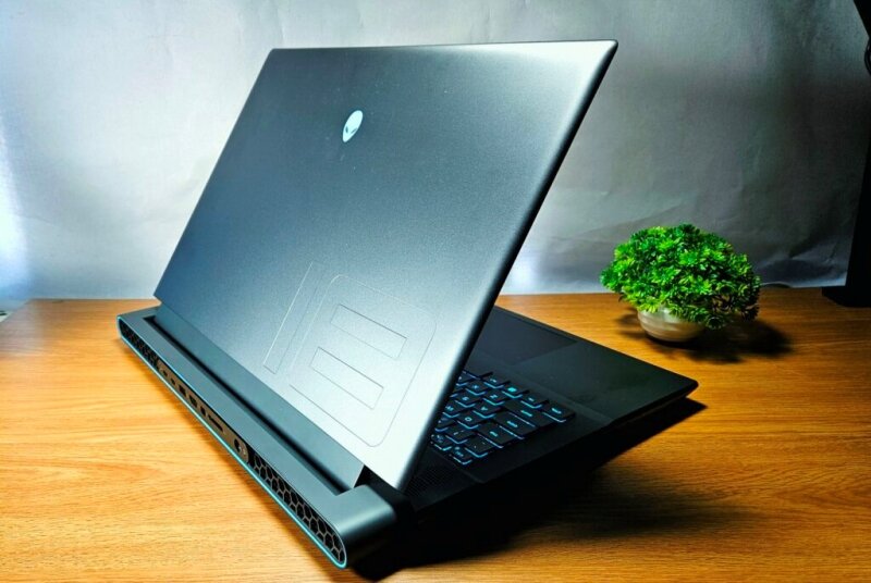 Đánh giá laptop gaming Dell Alienware M18 R1: 