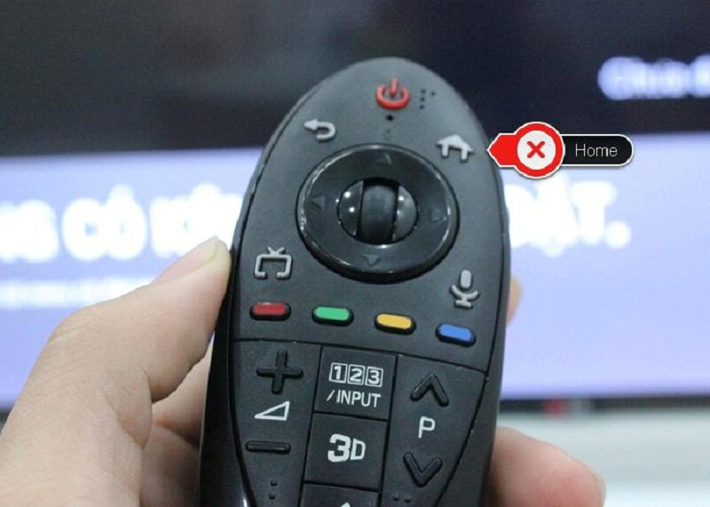 Cách kết nối wifi cho tivi LG – Nhấn vào nút home trên remote
