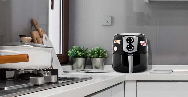 Mức tiêu thụ điện năng của nồi chiên không dầu thấp hơn so với các thiết bị bếp khác như lò nướng, nồi cơm điện,… Nồi chiên không dầu có tốn điện không