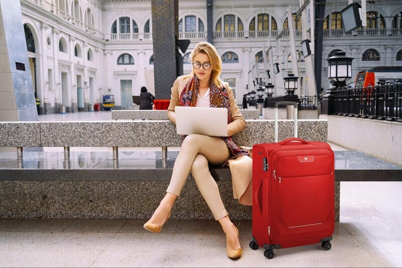 Nên mua vali nhựa hay vải tốt hơn? Lời khuyên chuyên gia từ KOS Shop