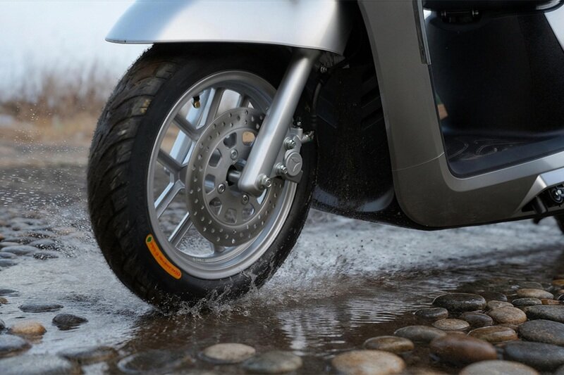 Xe máy điện phong cách Ý, đi tới 180 km/lần sạc, giá 