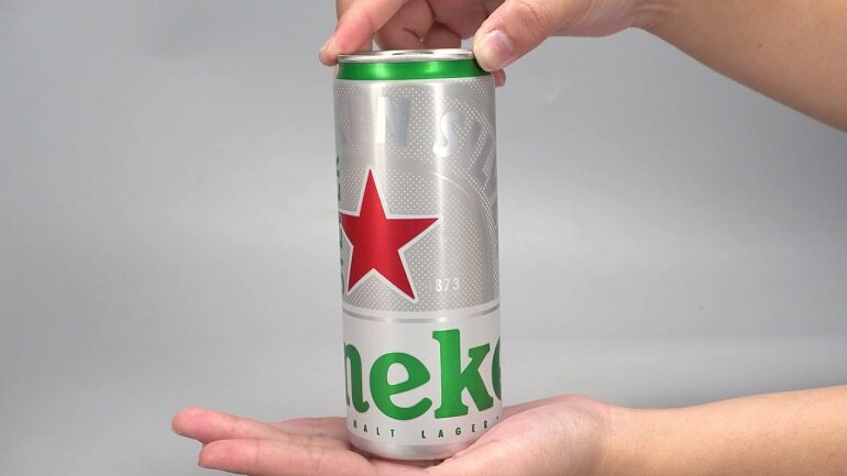 Bia Heineken – Giá tham khảo: 455.000 đồng/thùng 24 lon bia Heineken Silver 330ml