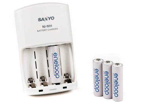 Sạc nhanh Sanyo MQN06 pin AA, AAA 