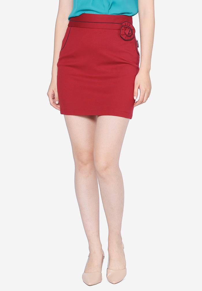 Chân váy ôm màu đỏ cạp xếp hoa The One Fashion VDS0971DD1M