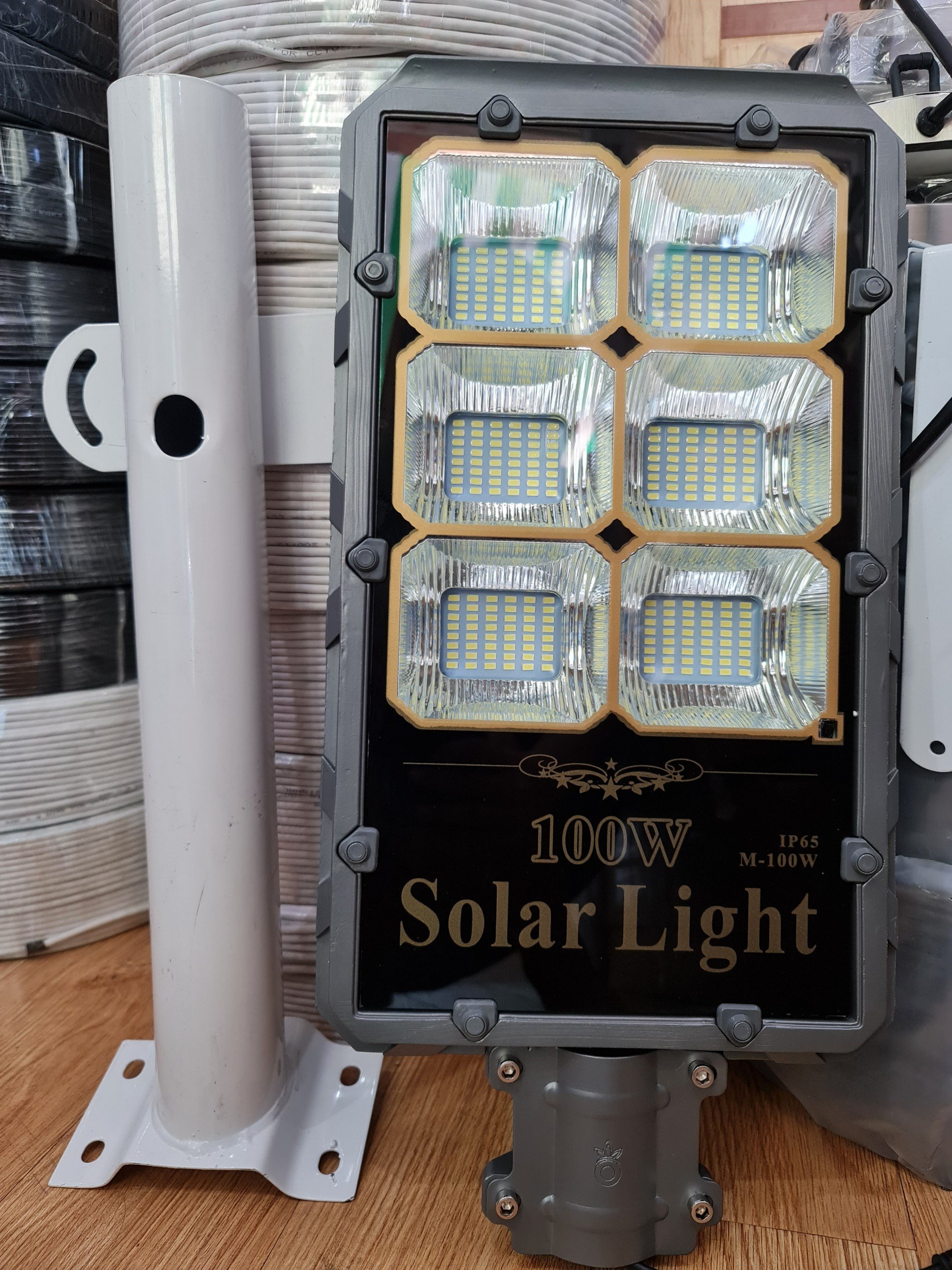 Đèn LED năng lượng mặt trời M-100/N 100W