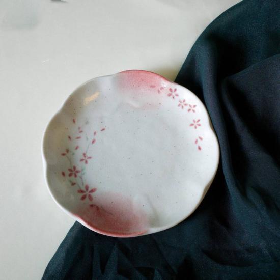 Đĩa gốm size trung màu trắng viền dải hoa màu hồng gốm Nhật Sen Và Gốm SVG4388